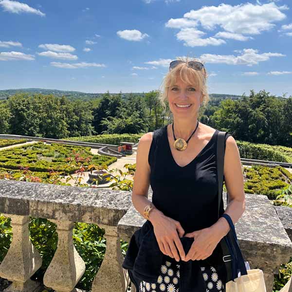 Dr. Sylvia Henneberg